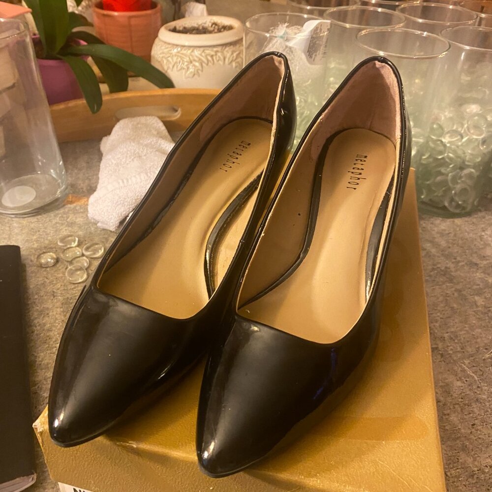 Metaphor Women's Black Heeled Patent Leather Pumps